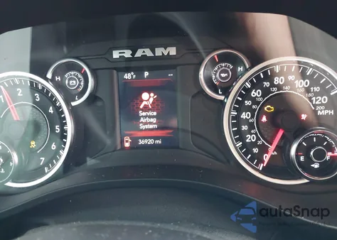 2021 Ram 1500 Big Horn 4X4 6'4 Box z USA, uszkodzony, nr VIN 1C6SRFBT5MN720595